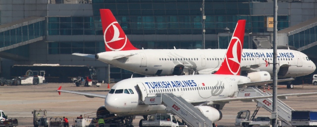Работа аэропорта Стамбула приостановлена до 11 часов 26 января