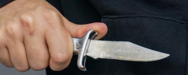 В Смоленске мужчина совершил нападение на прохожую с ножом