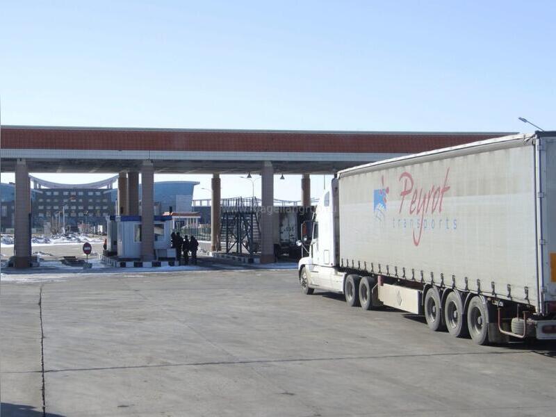 В Забайкалье на границе с КНР вновь выросла очередь из грузовиков
