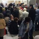 У российских поликлиник выстраиваются огромные очереди